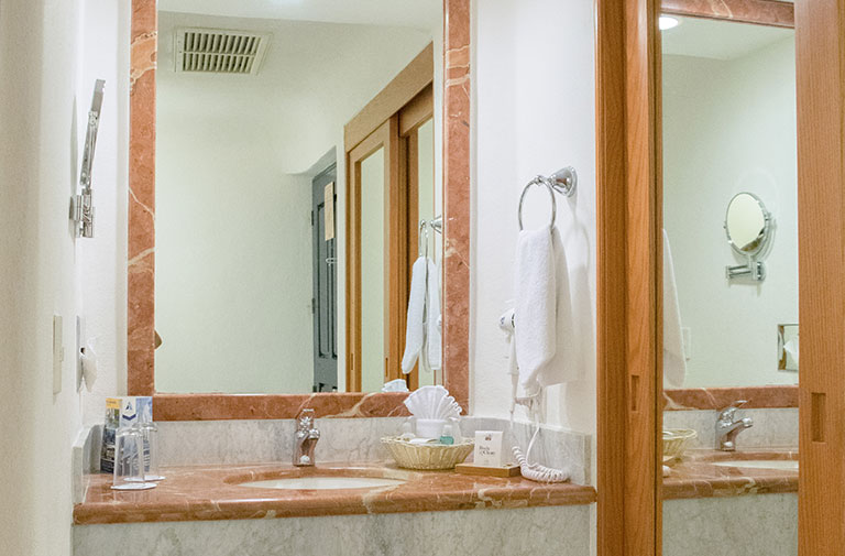 Sunset-Marina-Bedroom-Espejo-Bano